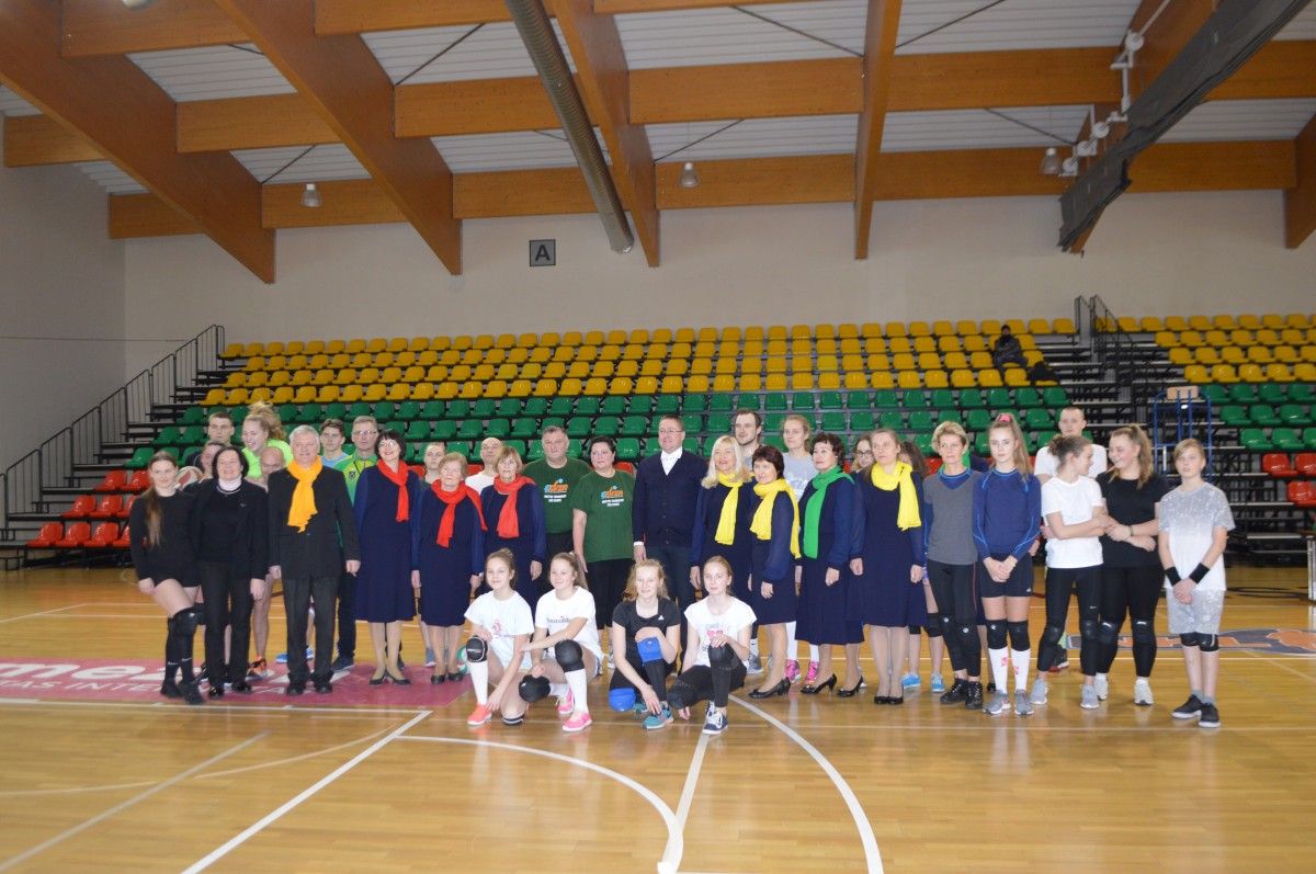 Šeimas subūrė jubiliejui paminėti skirtas tinklinio turnyras