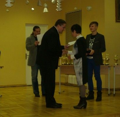Palangos meras Š.Vaitkus įteikė atminimo dovanas lengvaatlečiui P.Baltrušiui (pirmas iš dešinės) ir jo trenerei I.Apanavičiūtei.