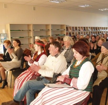 Palangos viešosios bibliotekos salėn rinkosi mylintys žemaičių tarmę (pirmoje eilėje pirma iš  dešinės – D.Zabitienė).
