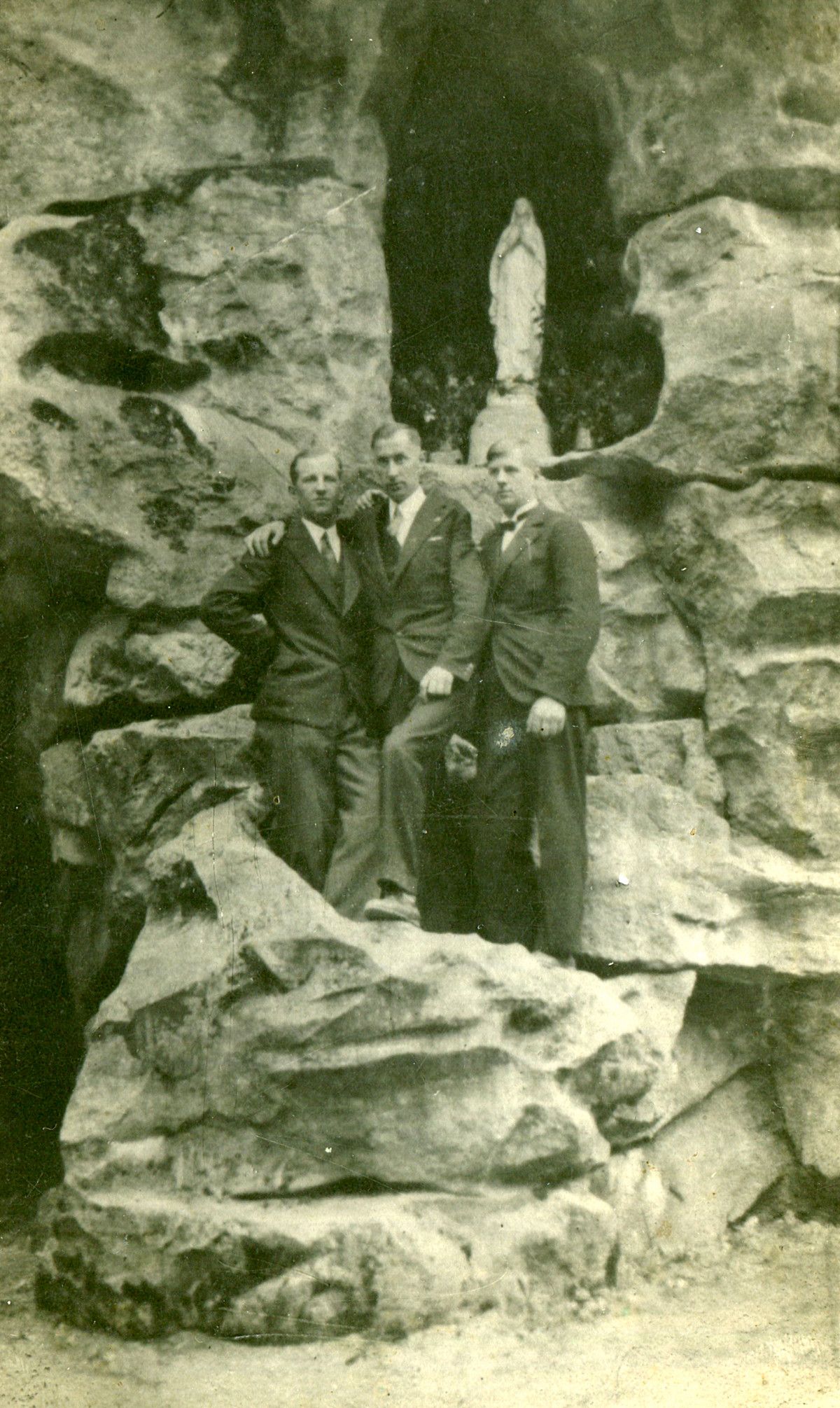 Vytautas Šidlauskas (pirmas iš kairės) su savo broliais Kostu ir Broniumi Palangoje 1938 metais