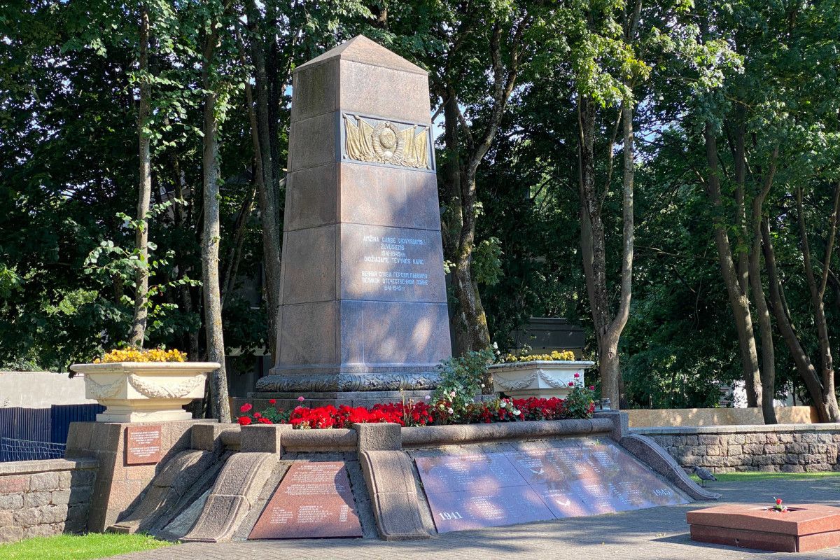 Palangos savivaldybės taryba ketvirtadienį nusprendė, kad obelisko su sovietine simbolika, bet karių palaikai liks