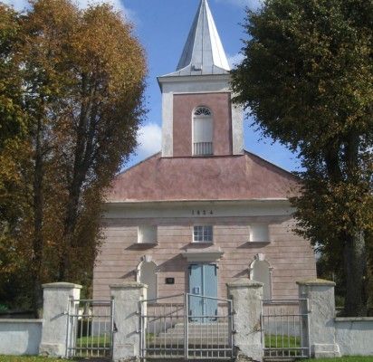 Būtingės bažnyčios statybos data - 1824 m. - užfiksuota mūrinės bažnyčios frontone. / M. Ramanauskienės nuotr.