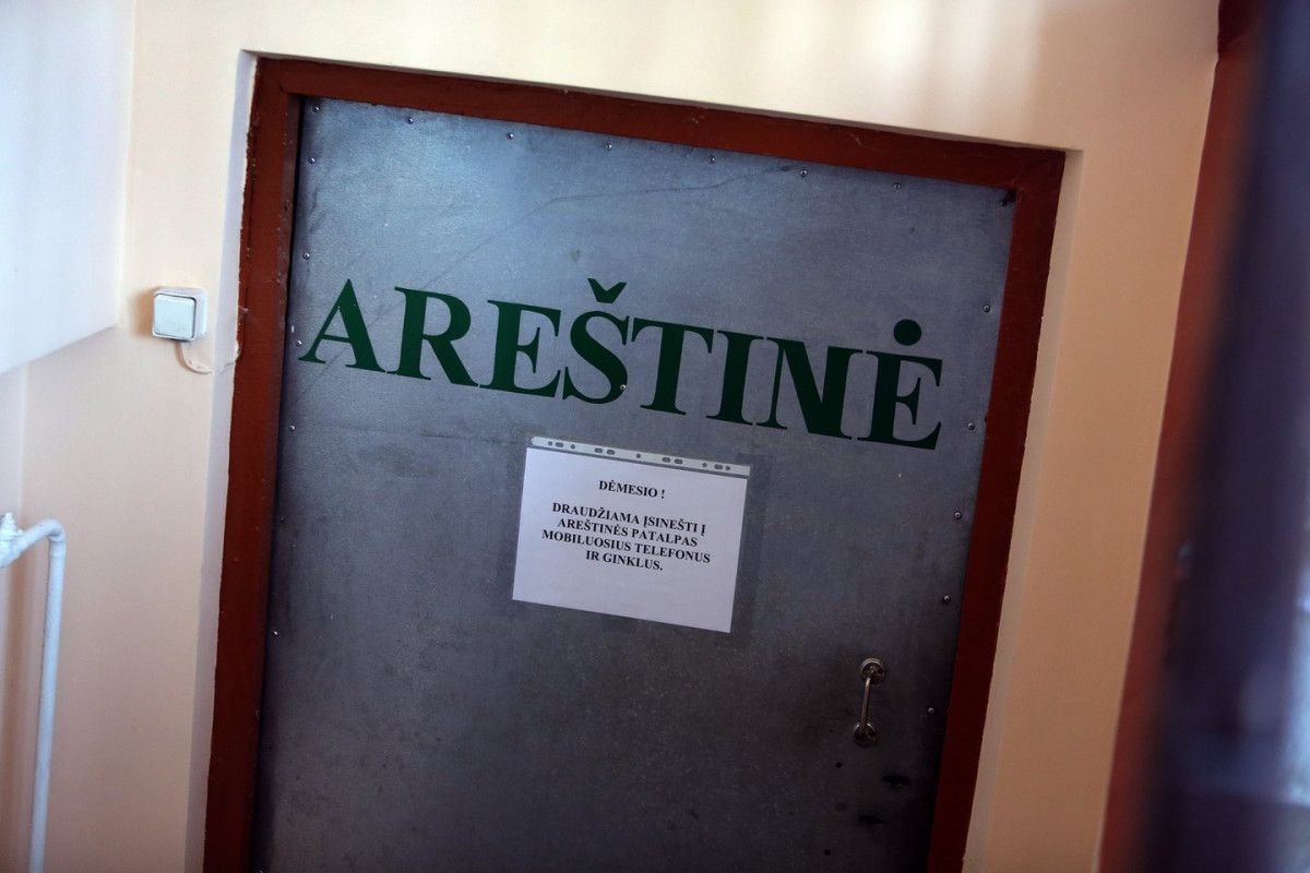 Naktinis merginų kofliktas Palangoje: kibo į plaukus, sudaužė akinius ir atsidūrė areštinėje