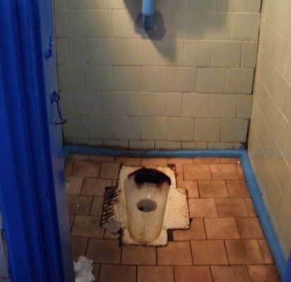 Palangos „vizitinė kortelė“ – ir sovietiniai, dvokiantys išvietės tipo tualetai