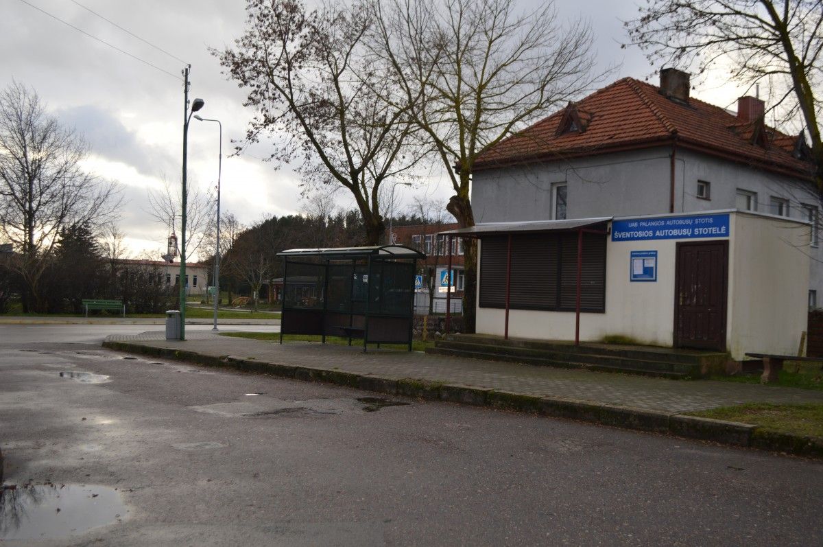 Šventosios autobusų stotelėje žiemą – mažai veiksmo, vienas kitas tik keliauja, dėl to ir poreikio prižiūrėti veikiantį tualetą nėra.