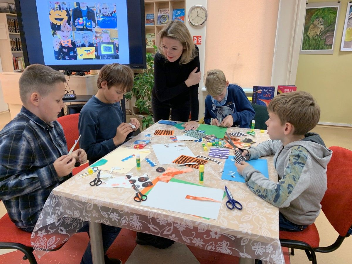 Palangos miesto bibliotekoje - edukacinis užsiėmimas „Knygos iliustracijos“ su Aušra Kiudulaite