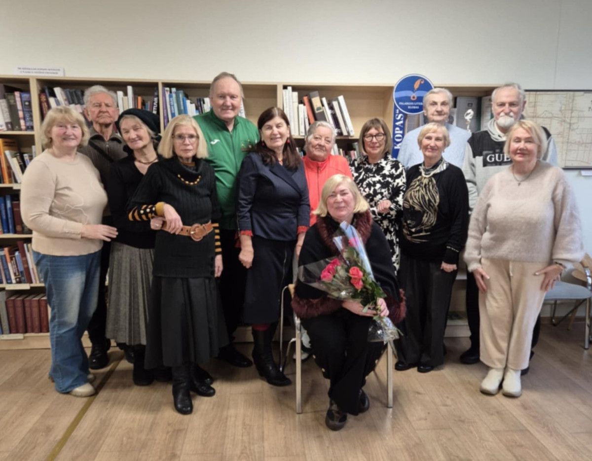 Palangos literatų klubo "Takai per kopas" nariai su išrinkta pirmininke Janina Narviliene.