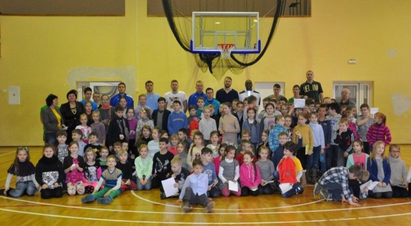 „Palangos“ krepšininkai tiesia tiltus: susitiko su Vlado Jurgučio pagrindinės mokyklos mokiniais