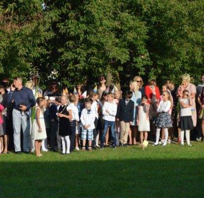 Kasmet artėjant mokslo metams Savivaldybė primena, jog mažas pajamas gaunančios šeimos gali pretenduoti į nemokamą vaikų maitinimą ir paramą mokinio reikmenims įsigyti.