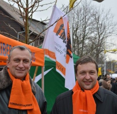 Iš kairės: vienas iš Palangos liberalsąjūdiečių lyderių E. Židanavičius rūpinosi garbingu svečiu A. Guoga.