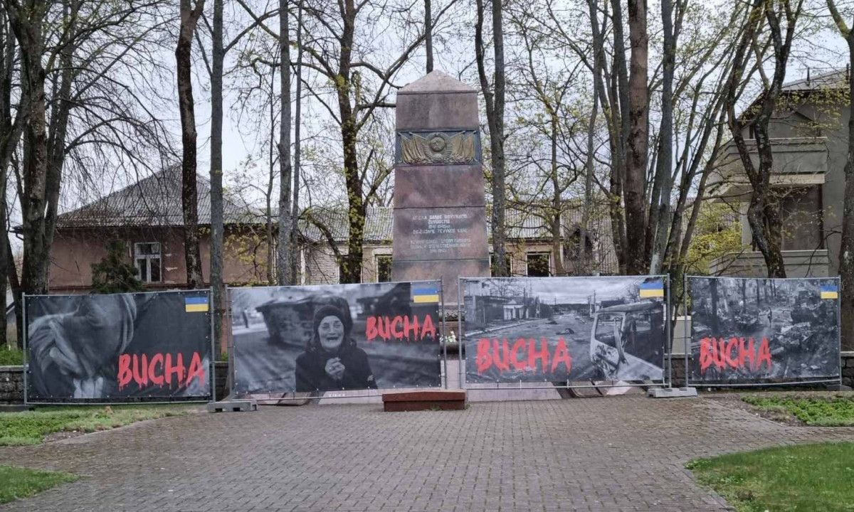 Prie sovietų karių obelisko Palangos centre rusų karių žiaurumams Ukrainoje neabejingi palangiškiai surengė performansą