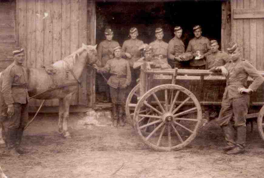 1923 m. Lietuvos kariuomenė. Antanas Neverauskas – su duonos kepalu.