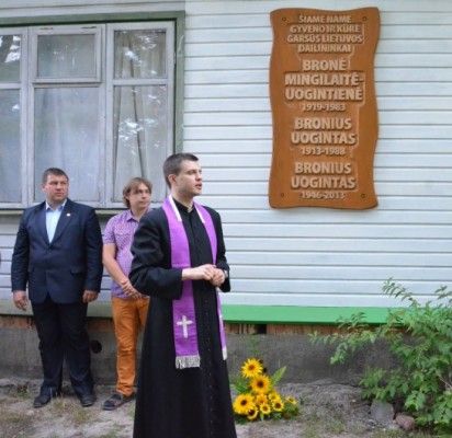Dailininkų Uogintų šeimai priklausančiame name (Naglio al. 12) buvo atidengta memorialinė lenta
