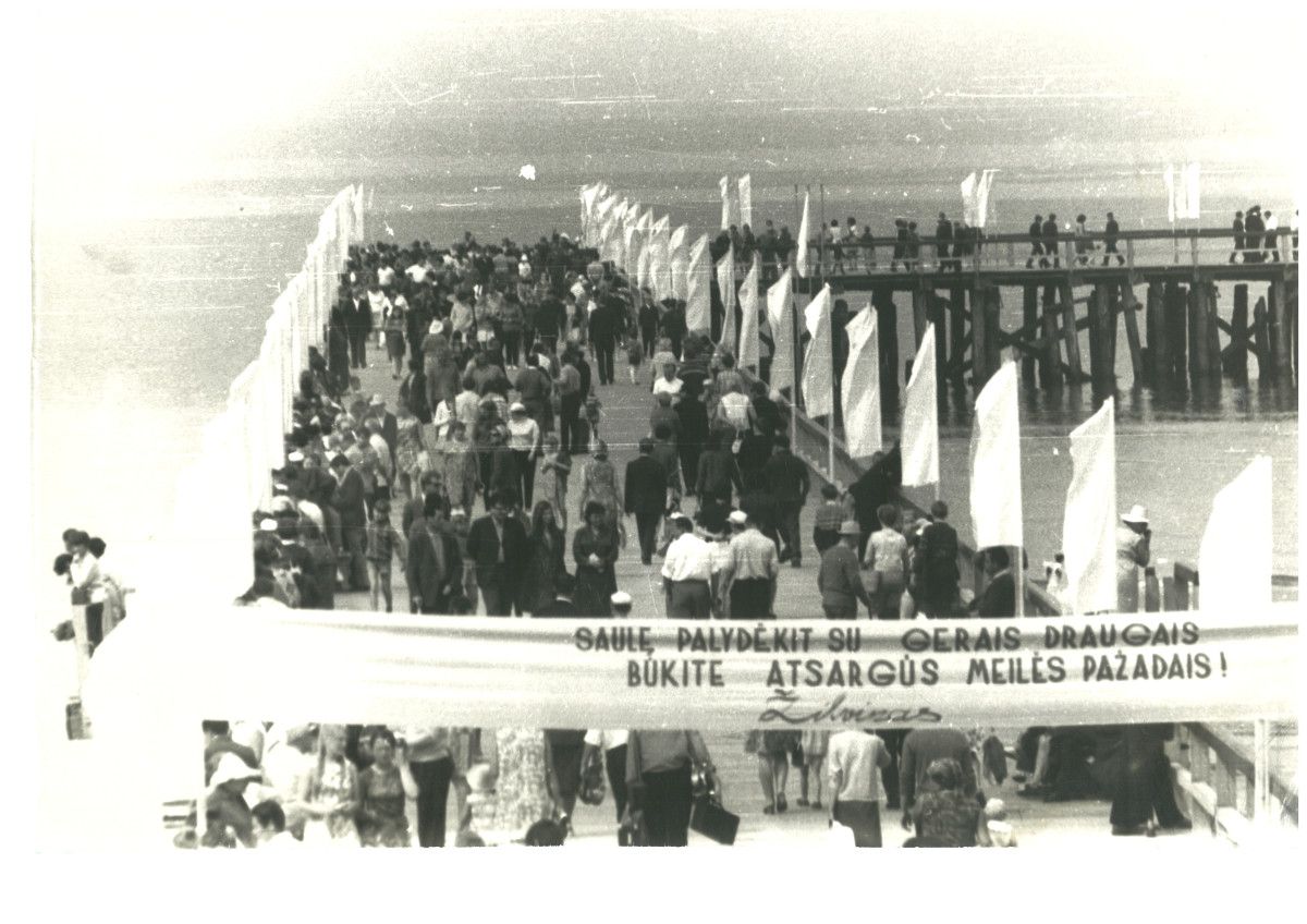 Vasaros atidarymas. Apie 1980. Iš Palangos viešosios bibliotekos kraštotyros archyvo