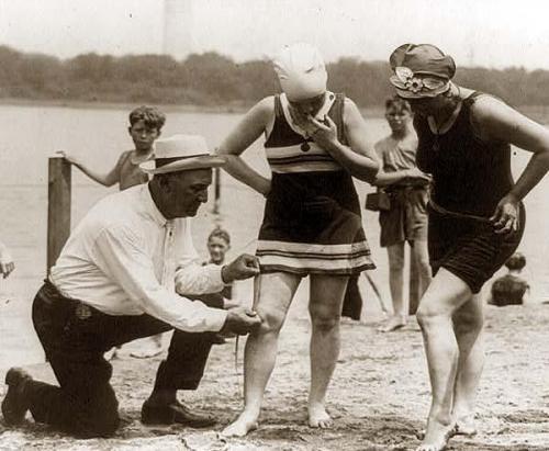 Maudymosi kostiumėlių mada per 100 metų: nuo arklių traukiamų į jūrą karietų iki bikini