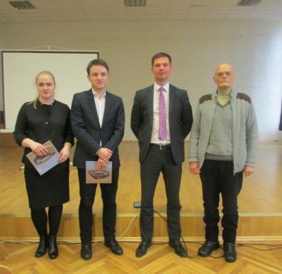 Lietuvos Respublikos Seimo nario Pauliaus Saudargo padėjėja-sekretorė Eglė Švabauskienė, Rytų Europos studijų centro analitikas Linas Kojala, Seimo narys Paulius Saudargas bei politinis kalinys palangiškis Algirdas Pečiukonis.