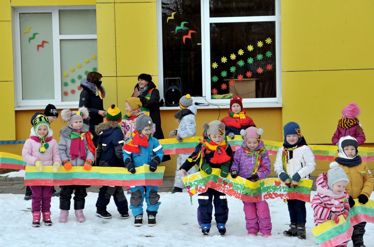 Dovana Lietuvai – 103 vaikų trispalvės