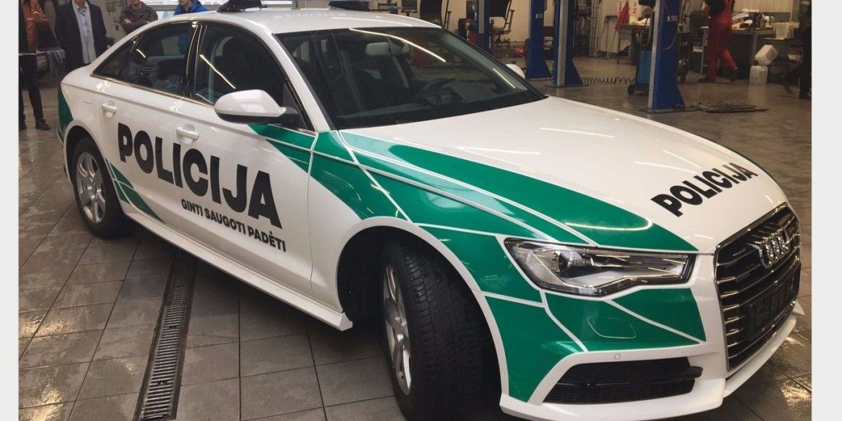 Palangoje nulaužti abu automobilio "Toyota Prius" šoniniai veidrodėliai
