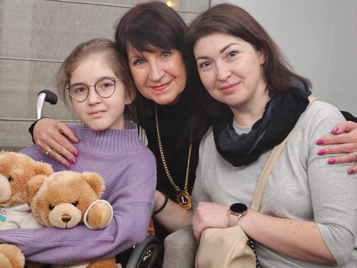 Sofija su mama Viktorija (dešinėje) ir Palangos LIONS Prezidente Raimonda Mitkuviene (vidury)