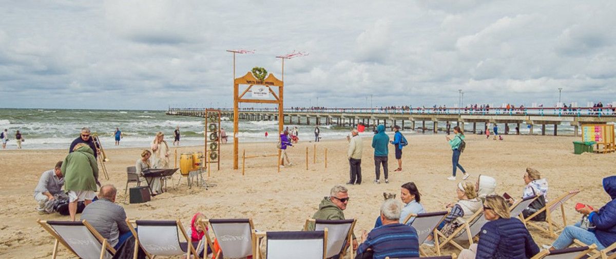 Palangoje – įspūdingos, beveik šešių su puse metrų aukščio Žolinių sūpynės ant jūros kranto