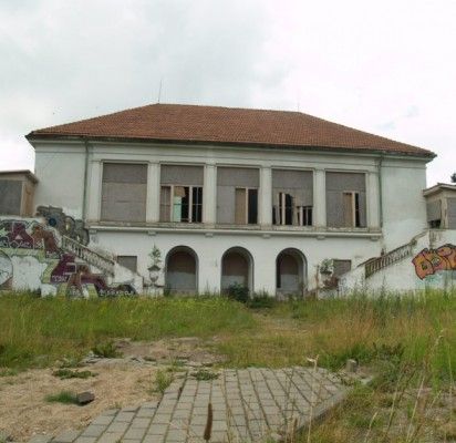Pastatas, kuriame visais metų laikas renkasi ne kultūros bei kultūringų pramogų ieškantis jaunimas ir ne tik jaunimas, apleistas. / Aistės Andruškevičiūtės nuotr.