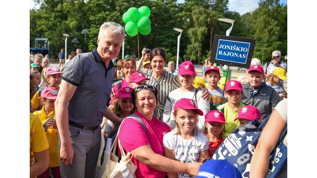 Prezidentas Palangoje palydėjo vaikus pirmąsyk pamatyti jūros