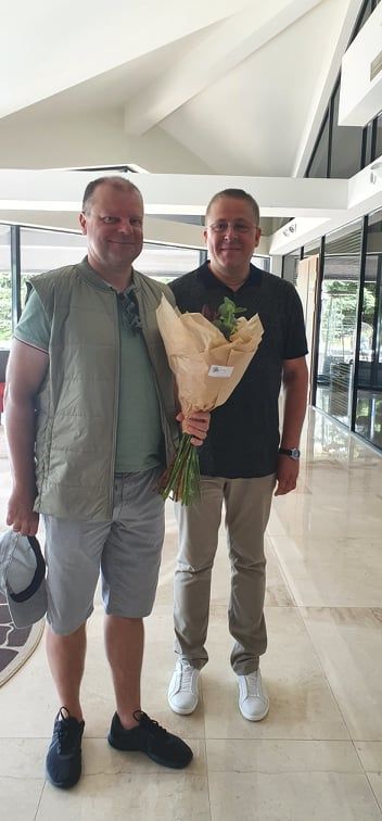 Palangoje šiandien 50-etį pasitikęs premjeras Saulius Skvernelis iš mero Šarūno Vaitkaus sulaukė didelės gėlių puokštės