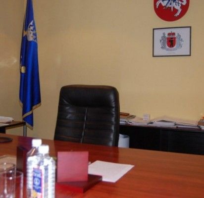 Prie valdžios lovio stovėję buvusieji pagyrų naujai valdžiai šykštauja