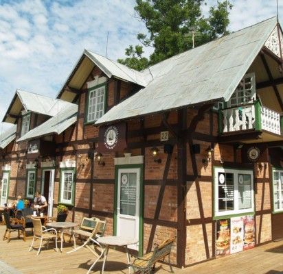 Fachverkinių konstrukcijų vila „Pajauta“ išsiskiria savita architektūrine forma, klasikinio pobūdžio dekoro elementais.