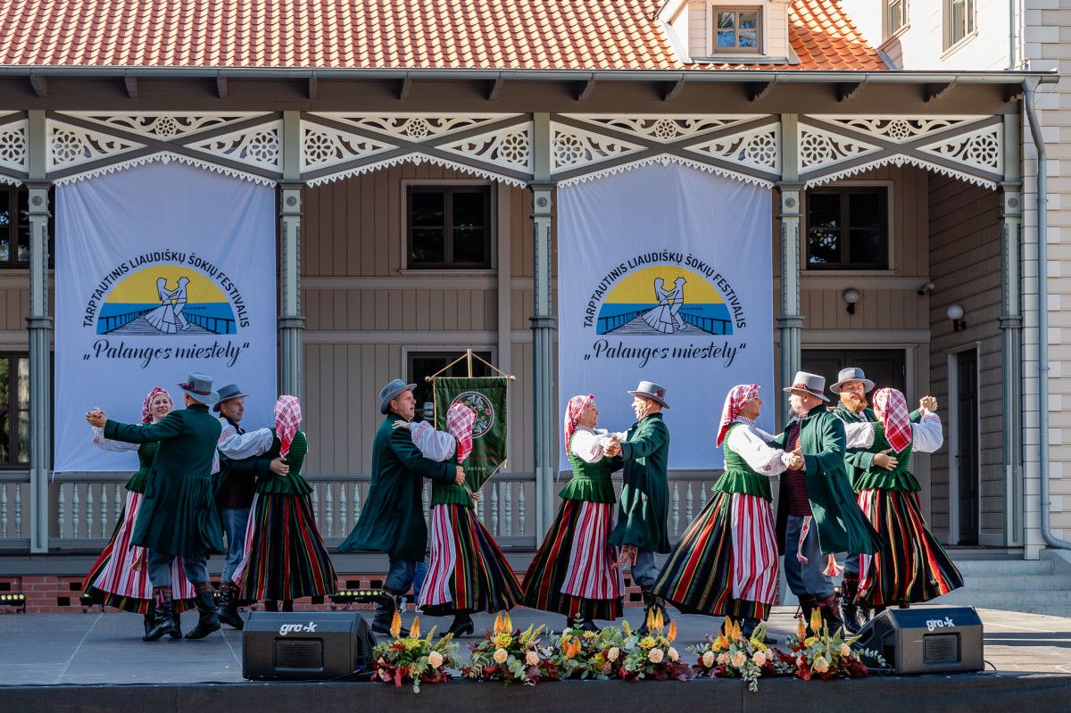 Prasideda tarptautinis liaudiškų šokių festivalis „Palangos miestely“