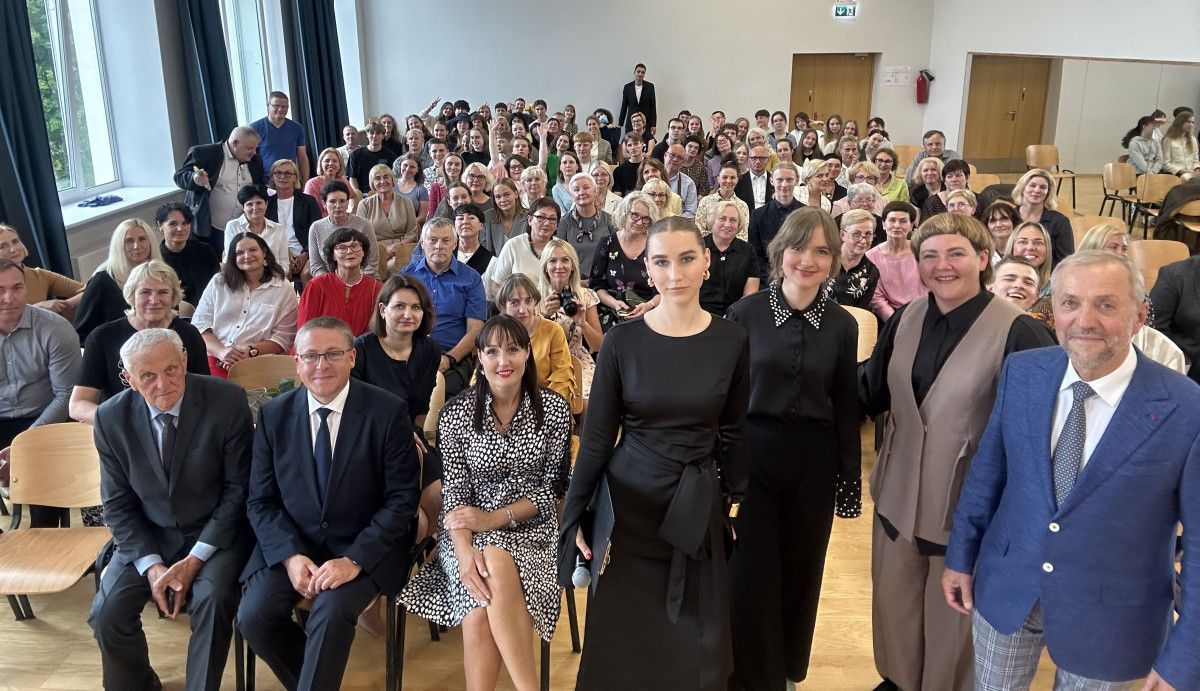Palangos senosios gimnazijos bendruomenė: „Direktoriau Leonai, savo prasminga veikla kūrėte sielą, ieškančią bendrystės, atradimų, egzistencinių atramų“