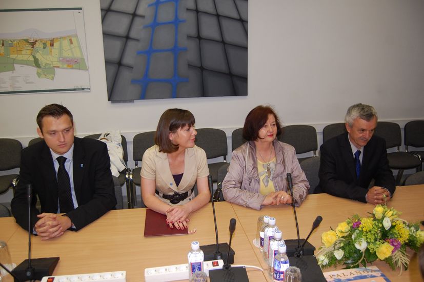 Lankęsi lenkai pasirašė bendradarbiavimo sutartį su V. Jurgučio mokykla