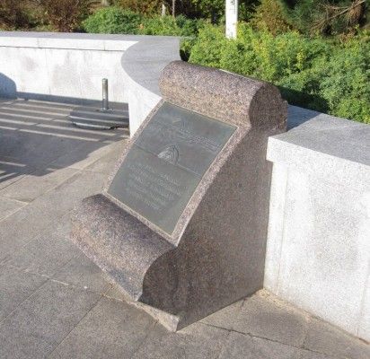 1989-ųjų rugpjūčio mėnesį Jūratės ir Kastyčio skvere atidengta Regimanto Midvikio sukurta granitinė stela, įamžinusi vietą, kur vyko pirmasis lietuviškas viešas spektaklis. / K. Litvinienės nuotr.
