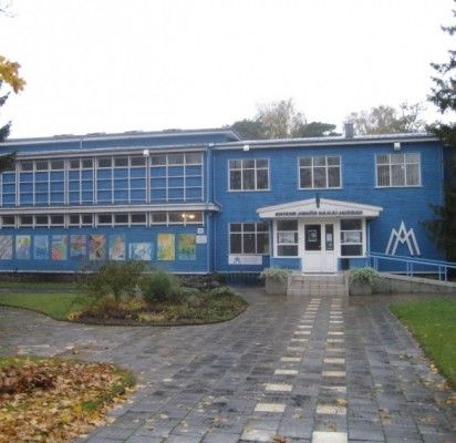 Rytinis pastato fasadas išsiskiria asimetrine skirtingų tūrių kompozicija. J. Valančiūtės nuotr.