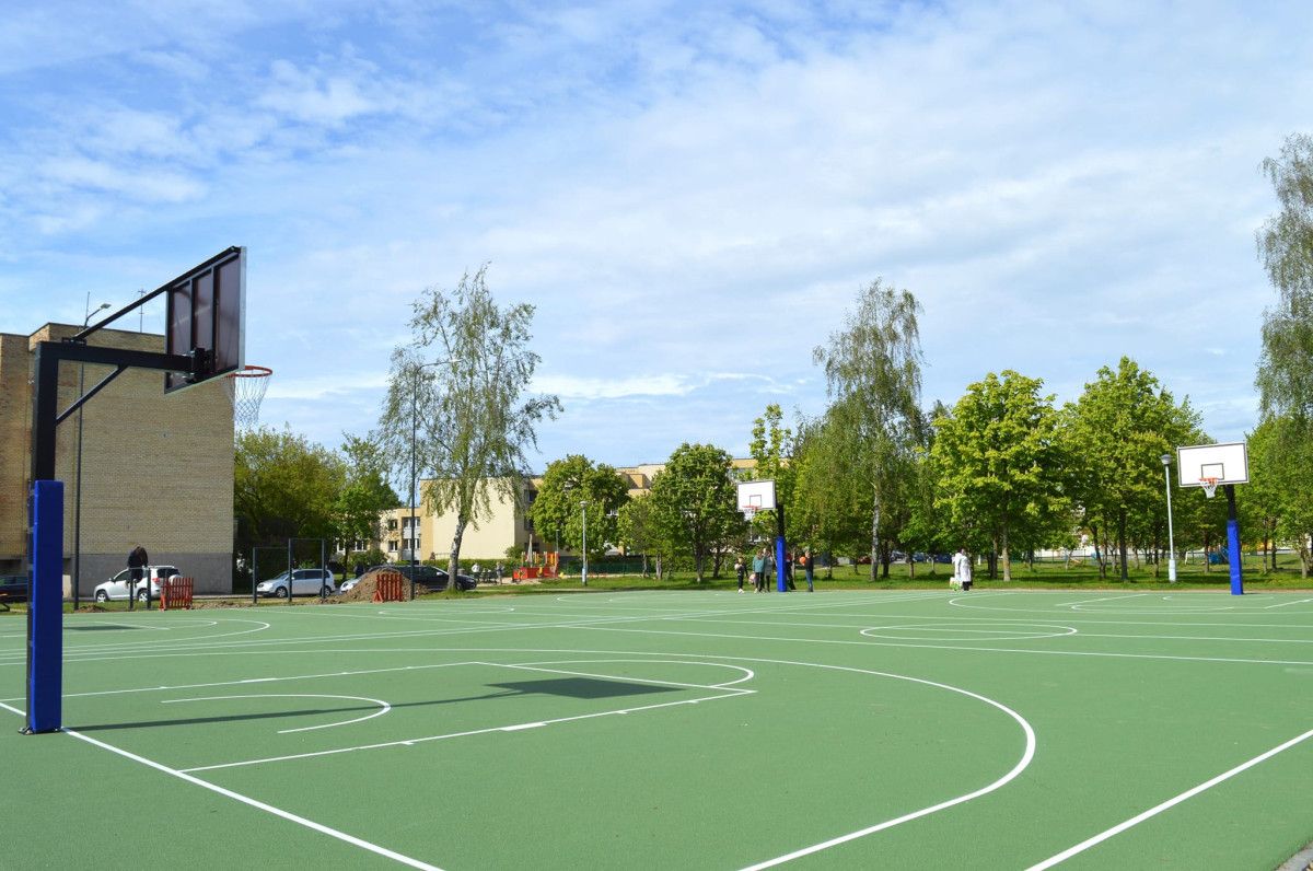 Atnaujinta krepšinio aikštelė kurorto daugiabučių namų kvartale