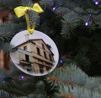 2012 m. gegužę oficialiai pradėtojo Palangos kurhauzo mūrinės dalies restauravimo projekto įgyvendinimo dviejų etapų darbus užfiksavusios nuotraukos – ant Kalėdų eglutės žaisliukų.