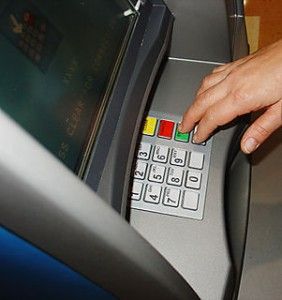 „Swedbank“: ką reikia žinoti apie mokėjimo kortelės PIN kodą?