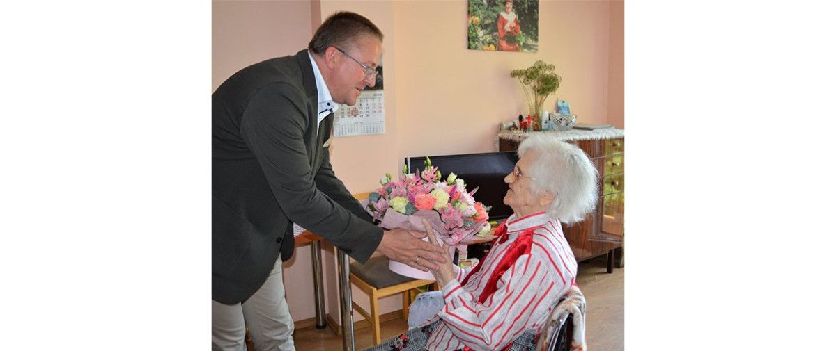 Šventojiškei Janinai Stirblienei 102-ojo gimtadienio proga - sveikinimai visų kurorto gyventojų vardu