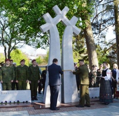 Paminklą atidengė Š. Vaitkus ir A. Pocius.