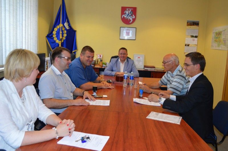 Penktadienį mero Š. Vaitkaus kabinete pasirašyta biokuro katilinės statybos darbų sutartis.