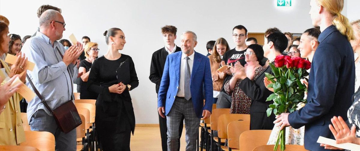 Gimnazija simboliškai atsisveikino su 8-erius metus įstaigai vadovavusiu direktoriumi Leonu Šidlausku