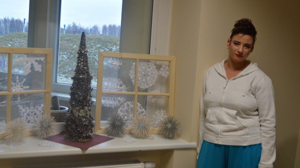 Kristina Palangos globos namuose gyvena jau daugiau kaip 15 metų, per kuriuos būta visko – ir džiaugsmo (kaip kad nuotraukoje – pasipuošus laukiant šventinio renginio), ir gyvenimiškų spygliukų.