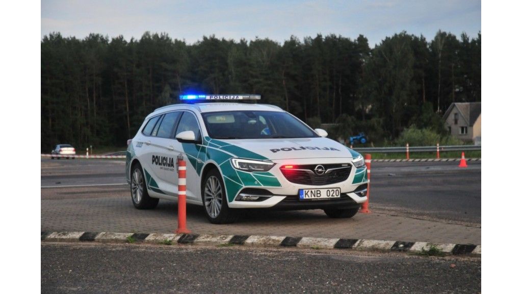 Policijos automobilį suniokojo Palangos komisariato kieme