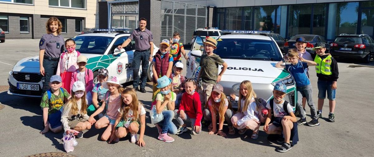 Palangos „Baltijos“ pagrindinės mokyklos 1 – okai aplankė Palangos policijos komisariatą