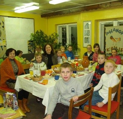 D.Šeduikienės (sėdi trečia iš kairės) vadovaujamo „Kikilio“ kikiliukai kartu su mamomis ir Palangos moksleivių klubo direktore R.Geciene (pirma iš kairės) penktąjį kartą didžiųjų metų švenčių išvakarėse susirinko vakaronėn.