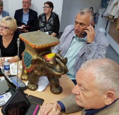 Kontraversiškai vertinamas Tarybos narys retoriškai klausė, ar prie Senosios gimnazijos įsikūrusiame cirke demonstruojamas dramblys nekelia „pavojaus palangiškių ir miesto svečių gyvybei“.