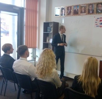 TeleTRADE D.J. konsultantai pasirengę padėti klientams tapti sėkmingais prekiautojais valiutų rinkoje.