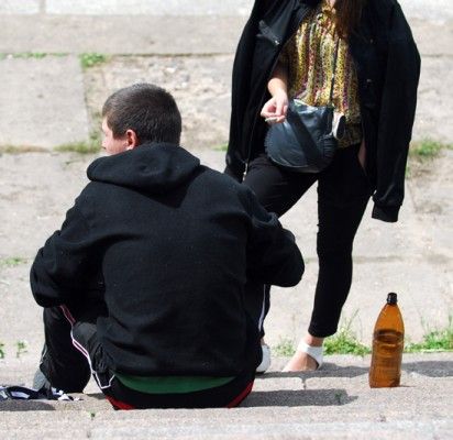 Draudimus nepilnamečiams žlugdo kasininkių abejingumas ir pelno siekimas
