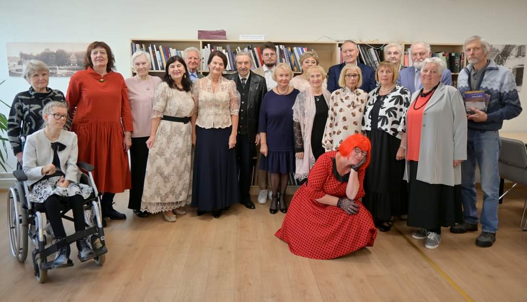 Palangos literatų klubo „Takai per kopas“ nariai ir knygos „Jūros lydimi“ bendraautoriai