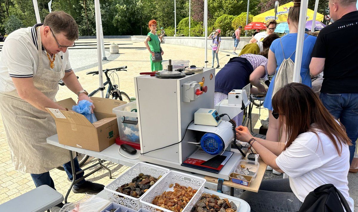 Palangoje saujomis barstė Lietuvos auksą, kiti už gintaro papuošalus negaili ir tūkstančių (Tomo Sakalausko nuotr.)